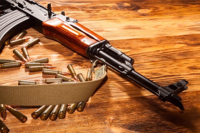 Автоматска пушка и 73 куршуми пронајде полицијата во куќа во селото Велмеј