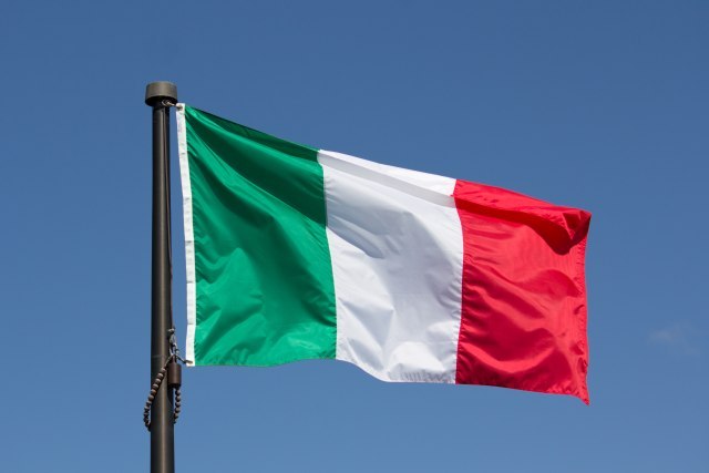 Италијанската партија Лига ќе бара промена на законот за да се отстранат знамињата на ЕУ од државните институции