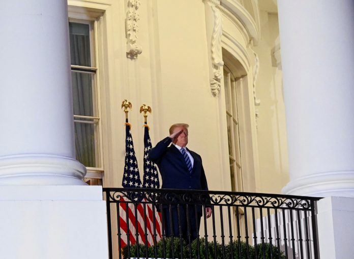 трамп салутира