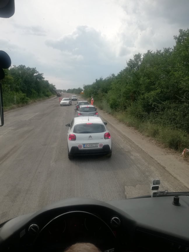 Филмска потера на автопатот кај Тетово – полицијата пукала во тркалата на автомобил со кој бегале дилери на дрога