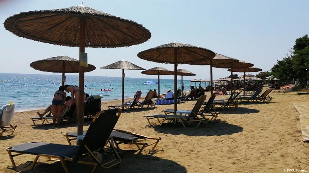 Грците имаат море, а половината не можат да си дозволат одмор