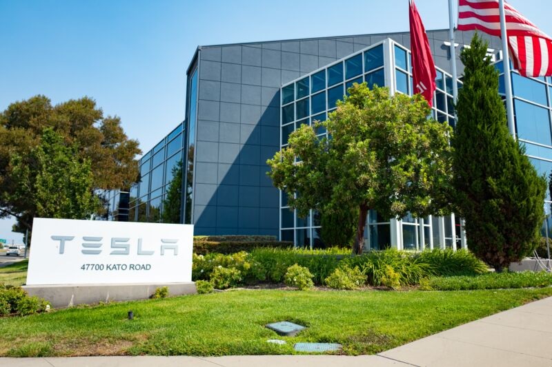 „Тесла“ ќе отпушти 600 вработени во Калифорнија