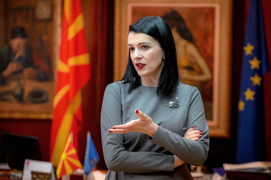 (Во живо) Министерката за култура во посета на тријазичното училиште ...