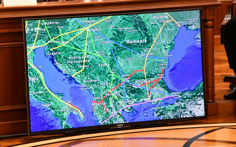 (Во живо) Прес-конференција за договорот за Коридор 8 и 10 д ...