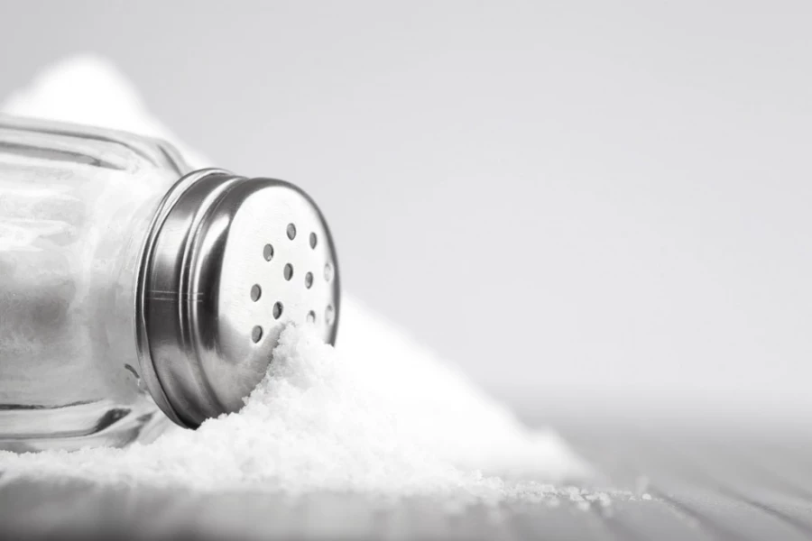 Македонците внесуваат 2,4 пати повеќе сол од препорачаното