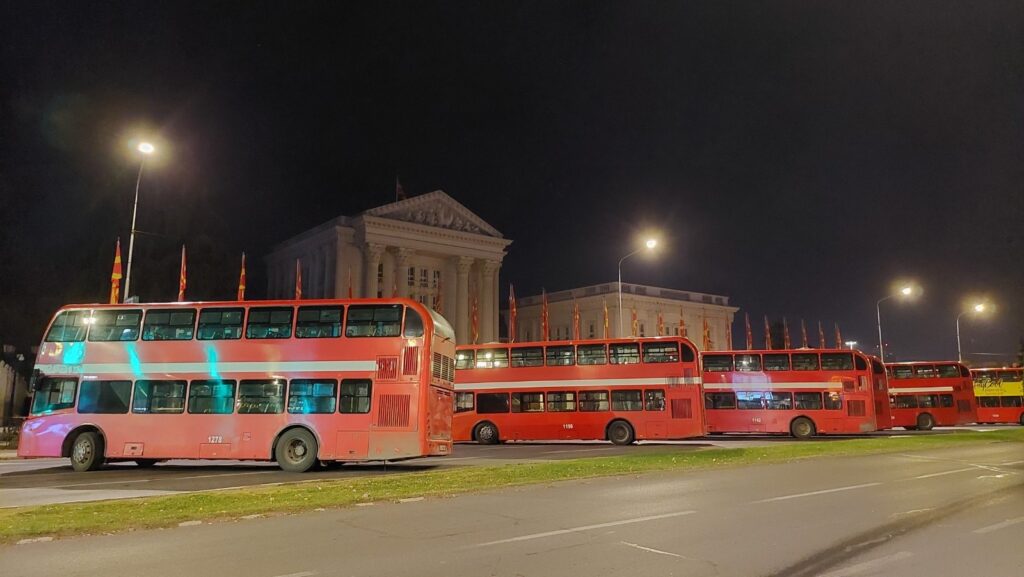 (Фото) Автобуси на ЈСП и вечерва ја блокираа улицата пред Владата ...
