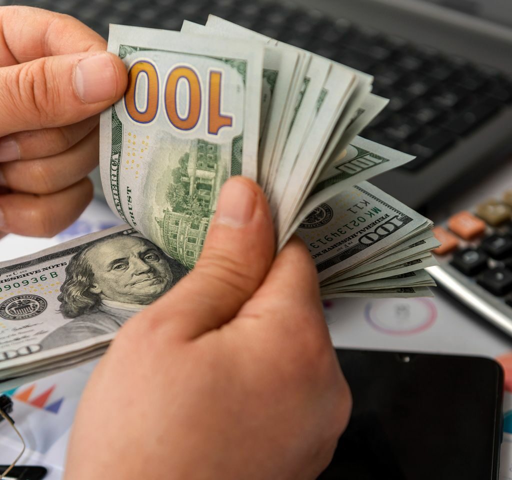 Доларот зајакна втора недела по ред