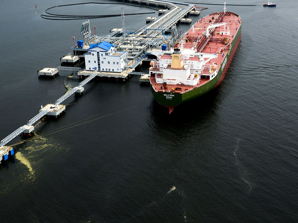 Парализата на балтичките пристаништа ги парализира и руските нафтени компании