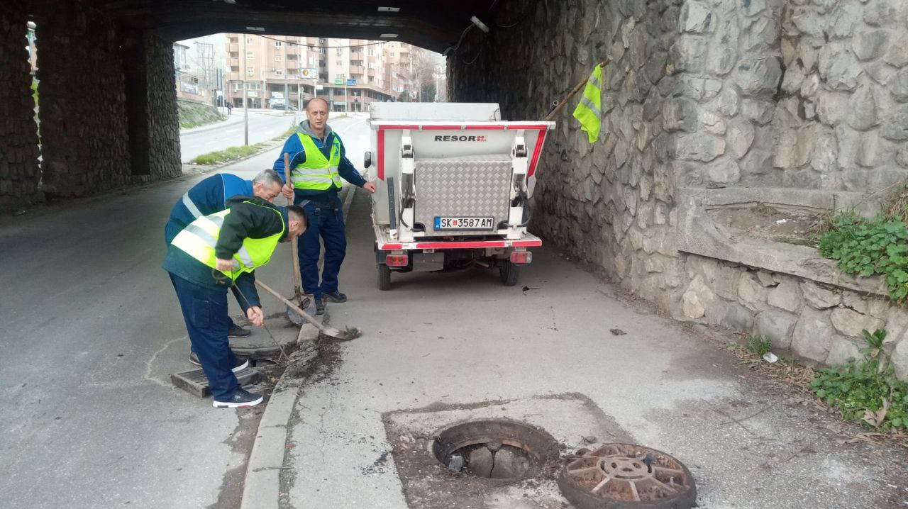 „Водовод“ се подготвува за невреме, се чистат шахтите низ Скопје ...