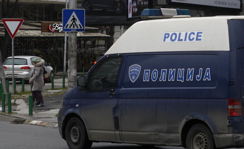 Возач прегази две малолетнички во Кичево и избегал од местото на несреќата