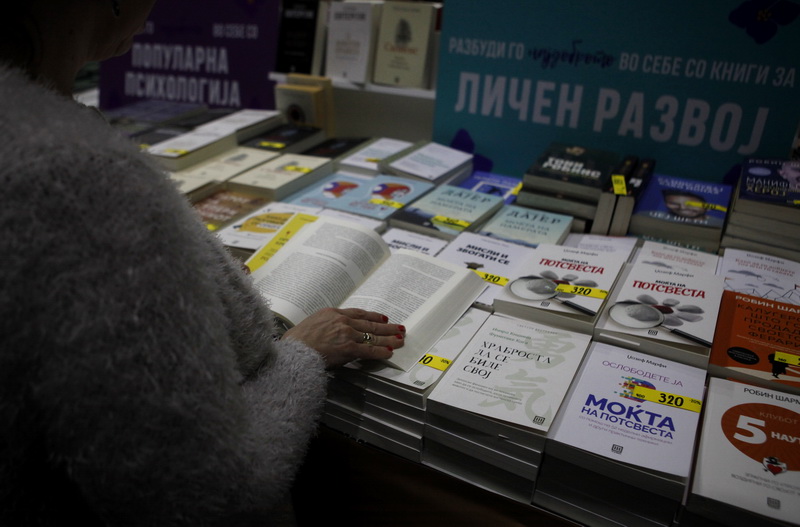 Во време на дигитални лавини, книгата останува тивок, но моќен отпор, вели Љутков