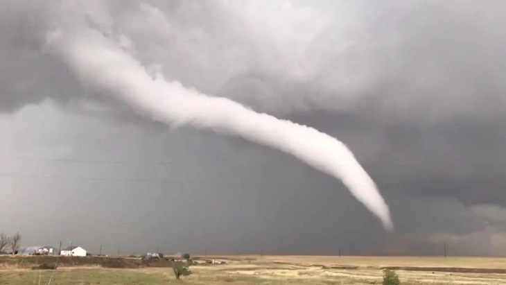 Снимен вител; Метеоролог: Тоа е торнадо (видео)