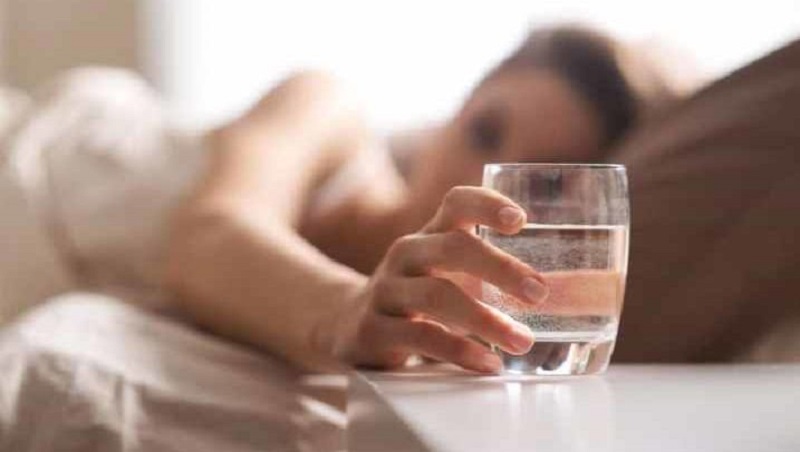 Што се случува во телото кога пиеме чаша вода на празен стомак?