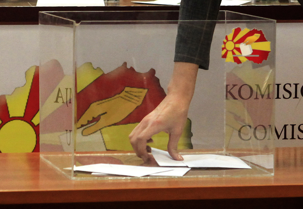 МВРО или ВМРО: Им нашле пиштоли, ги привеле за поткуп при гласање во Чашка