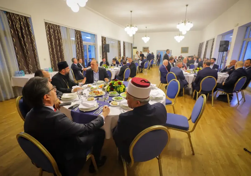 Пендаровски организираше Ифтарска вечера