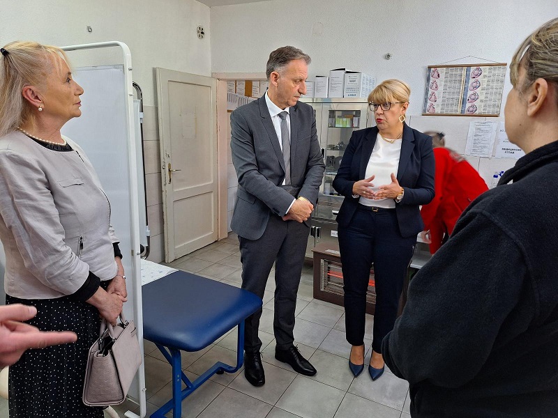 Здравствениот дом Охрид со реновирана Служба за вакцинации и две нови амбулантни возила