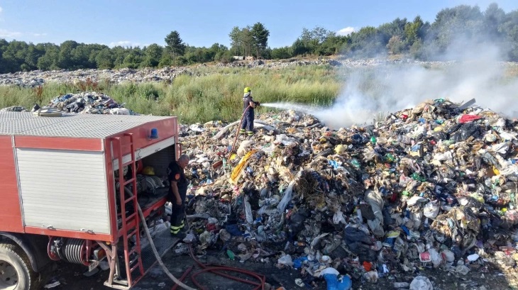 Гoрела депонија кај „Еуро Хотел“ Струга и уште една во Тетово