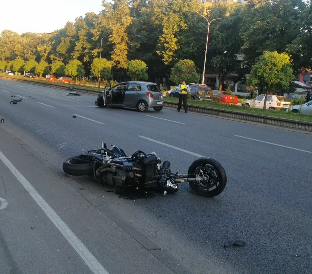 (фото) Сообраќајка на „Партизанска“, се удрија автомобил и мотор