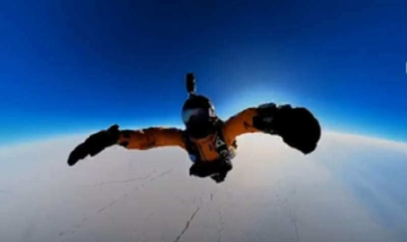 Тројца Руси се спуштија со падобран од стратосферата до Северниот пол, погледнете го видеото