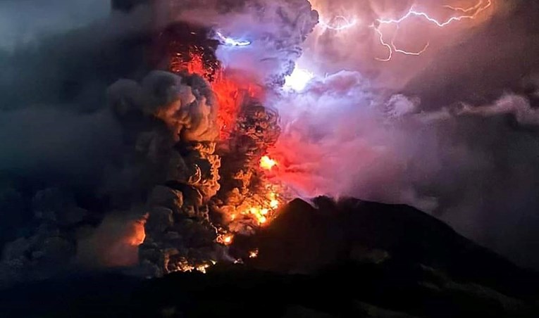 Вулкан еруптираше во источна Индонезија