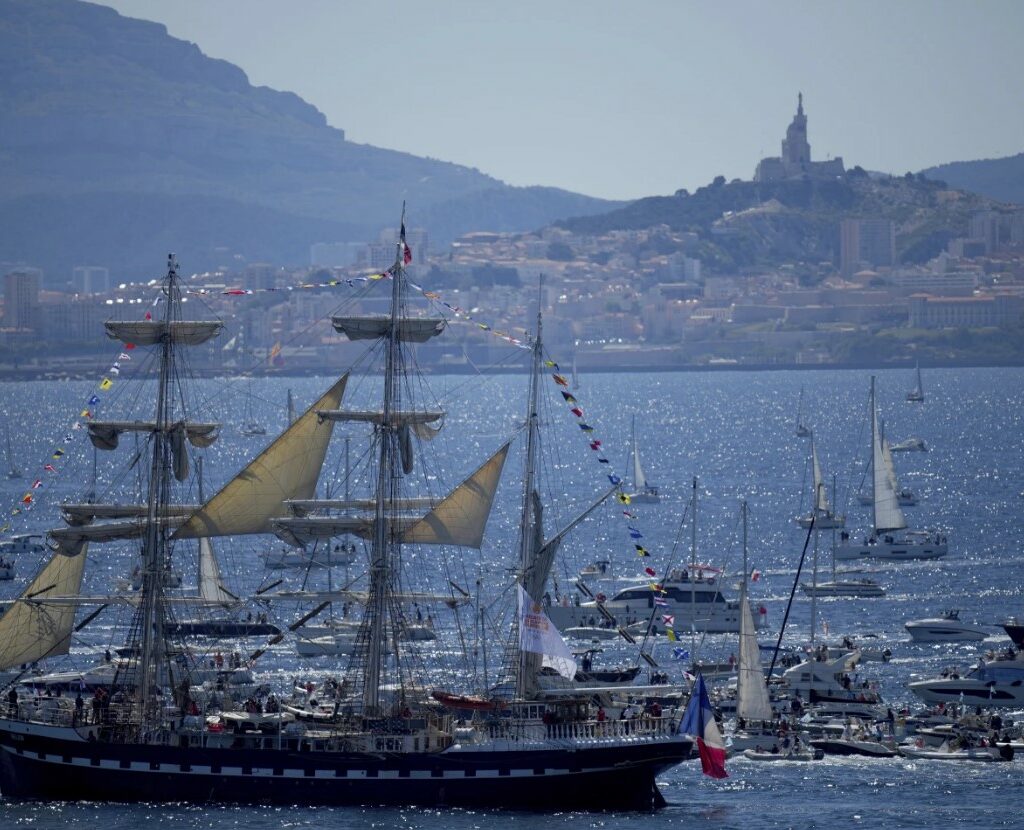 Со фанфари во Марсеј пристигна бродот што го носи олимпискиот факел