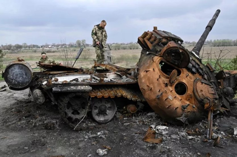 „Линија до пеколот“: Украина објави видео со збришани десетици руски тенкови во Донецк