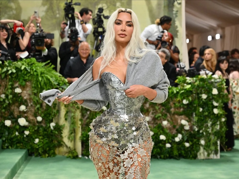 „Како дише Ким Кардашијан“: Сребрениот фустан на Мет Гала ги загрижи фановите
