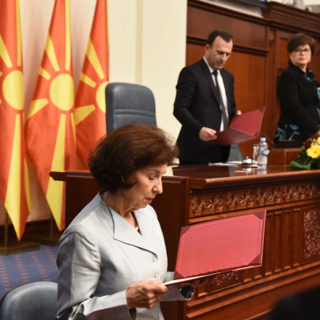 Силјановска даде заклетва со неуставното име на Македонија