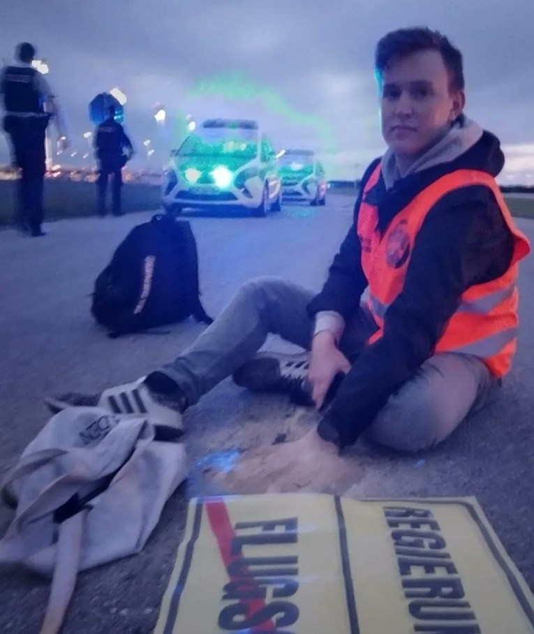 Климатски активисти упаднаа на пистата на аеродромот во Минхен, предизвикувајќи колапс