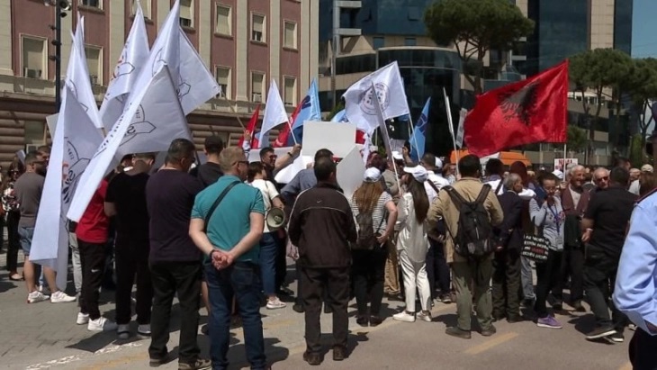 Албанија: Работнички протести за достоинствени плати и услови за работа