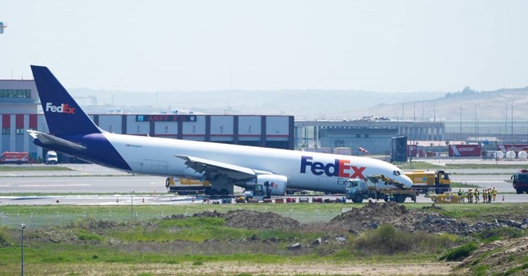 (Видео) Авион на „боинг“ слета во Истанбул без предна опрема за слетување, исфрлајќи искри