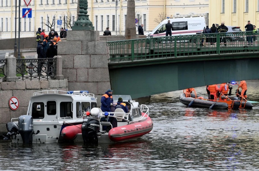 Автобус полн со луѓе падна во река во Санкт Петерсбург, најмалку 7 мртви