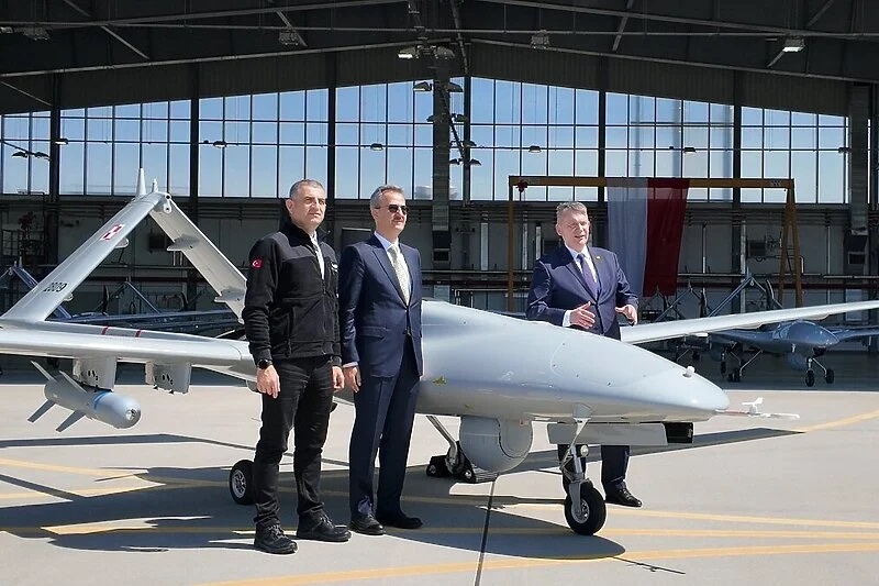 Полска се вооружува со „бајрактари“: Варшава е побогата со 24 турски беспилотни летала