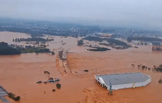 (Видео) Страшни поплави во Бразил, повеќе од 30 лица го загубија животот, 60 се водат како исчезнати
