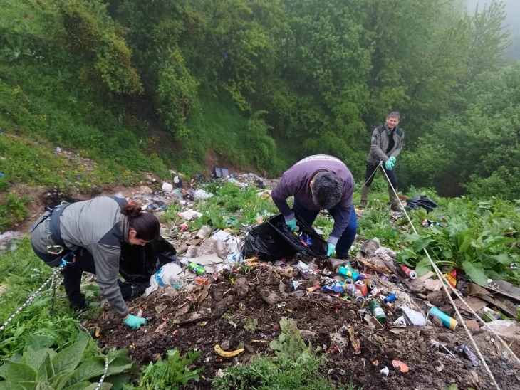 Специјалци од полицијата и армијата ја расчистуваа дивата депонија кај шарпланинското село Вешала