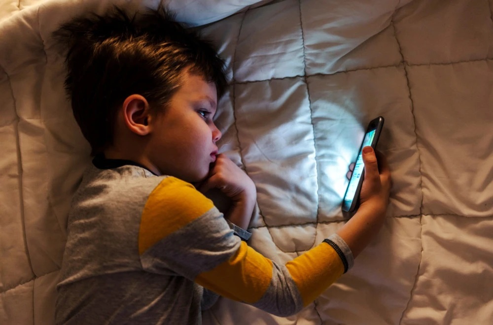 Експерти: Забранете ги паметните телефони на деца под 13 години