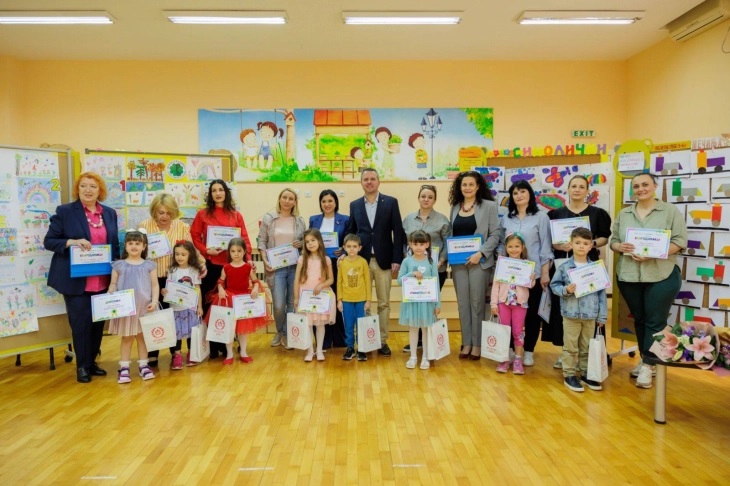 Наградени 12 најдобри вработени во градинките во Општина Центар