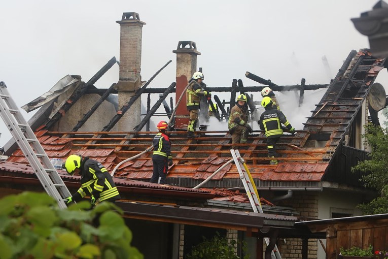 Карловац: Гром запал куќата, пожарникар погоден од шрапнел – огромна експлозија, а потоа уште стотици