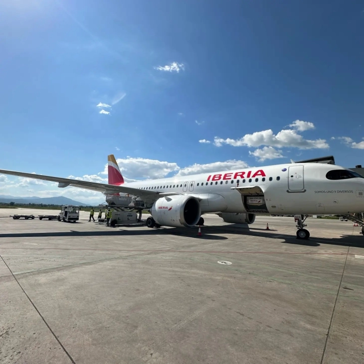 Прв чартер лет на шпанската авиокомпанија Ибериа слета во Скопје