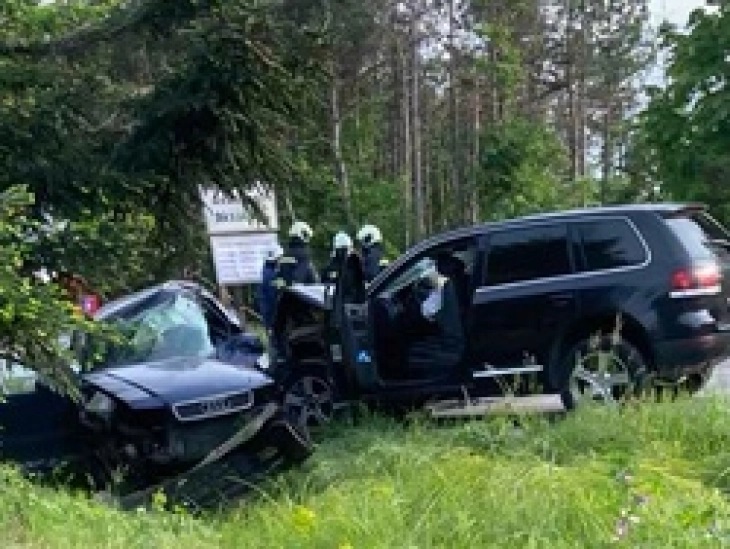 Кирил Петков неповреден во судар на две возила, едно лице загина, а две се повредени