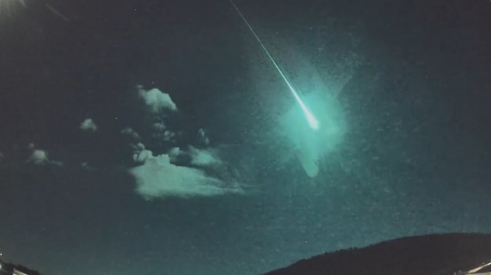 Фрагмент од комета го осветли небото над Шпанија и Португалија (видео)
