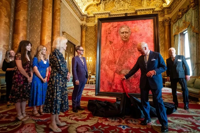 Првиот портрет на Чарлс како крал предизвикаа реакции