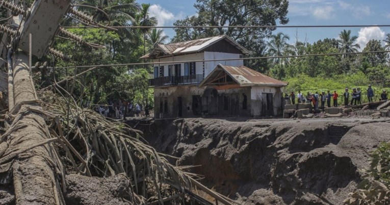 Студена лава и поплави ја погодија Индонезија, најмалку 37 загинати