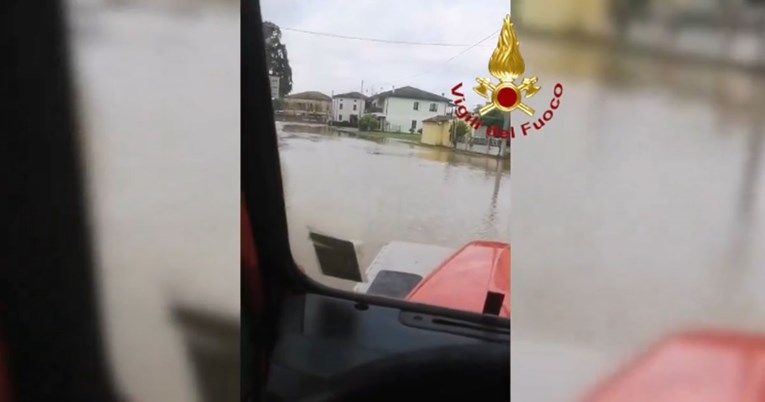 (Видео) Северна Италија зафатена од поплави по силниот дожд