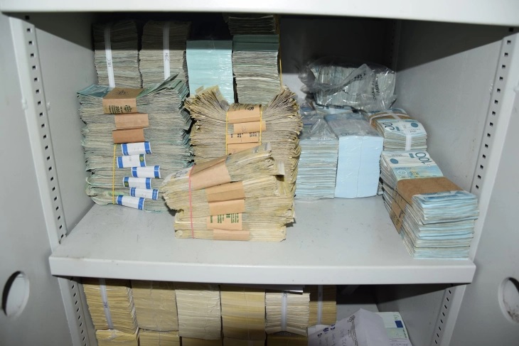 Косовската полиција запленила 1,6 милиони евра и 74,7 милиони динари од Поштенската штедилница