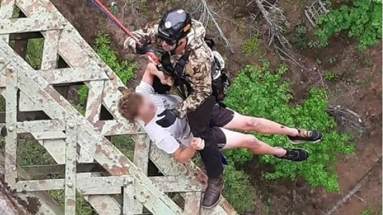 Тинејџер во САД паднал во кањон длабок 120 метри – преживеа