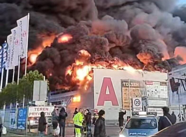 Изгоре трговски центар во Варшава со 1.400 продавници