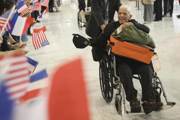 Ветераните од Нормандија дојдоа во колички во Франција, најстариот има 107 години (ВИДЕО)
