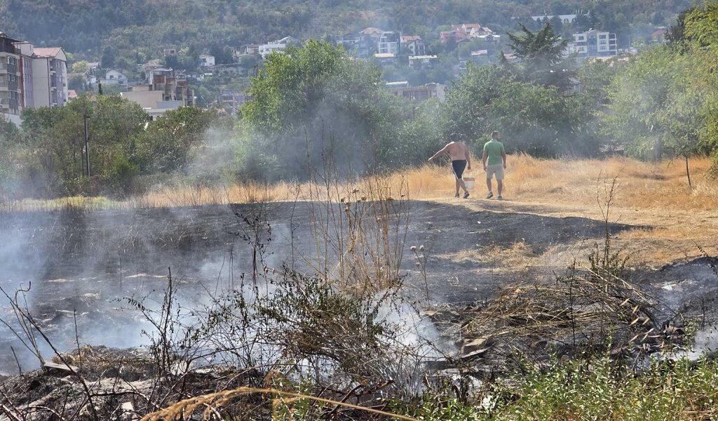 Запалил сува трева во двор во Батинци, па настанал пожар кој за малку ќе изгорел кафеана