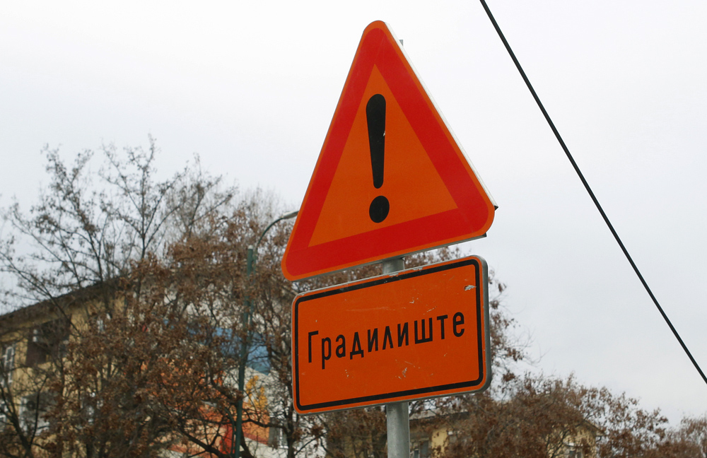 Лим од градилиште падна врз велосипедист во Скопје